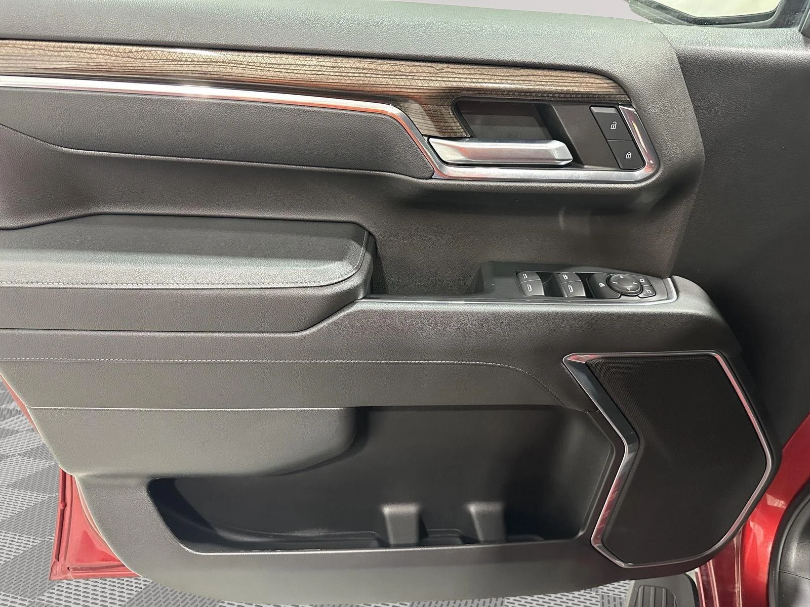 Used 2023 RADIANT RED TINTCOAT Chevrolet LT image 20