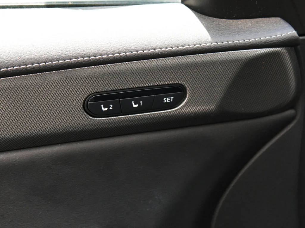 Used 2023  INFINITI Luxe image 10