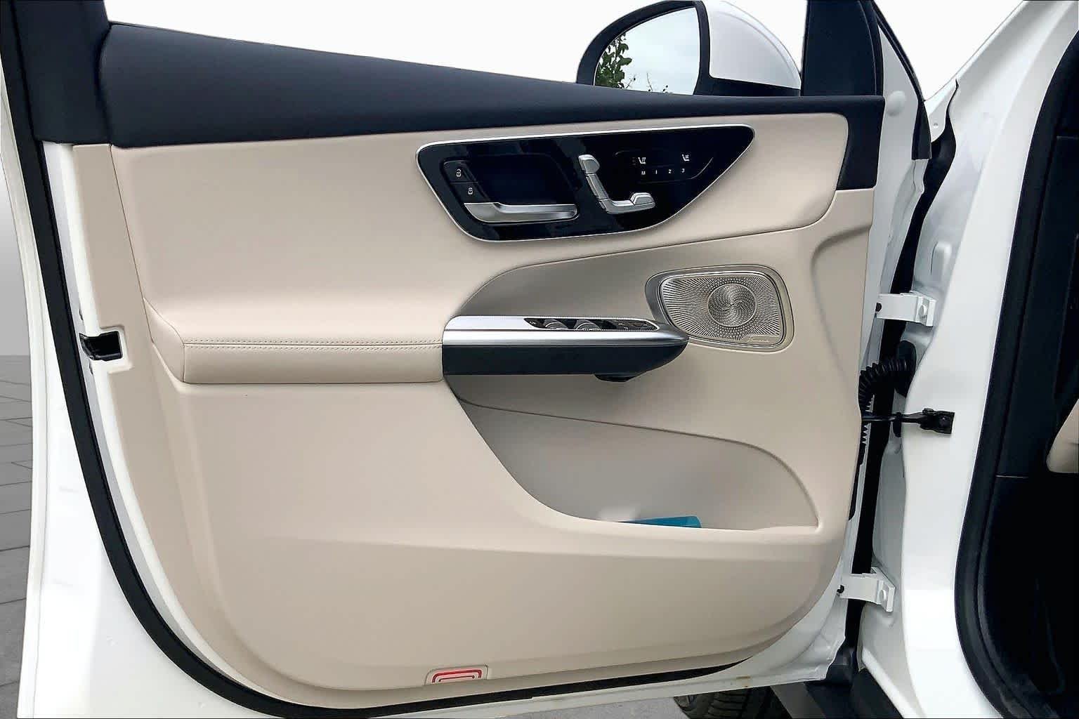 New 2027 Polar White Mercedes-Benz GLC 300 image 10