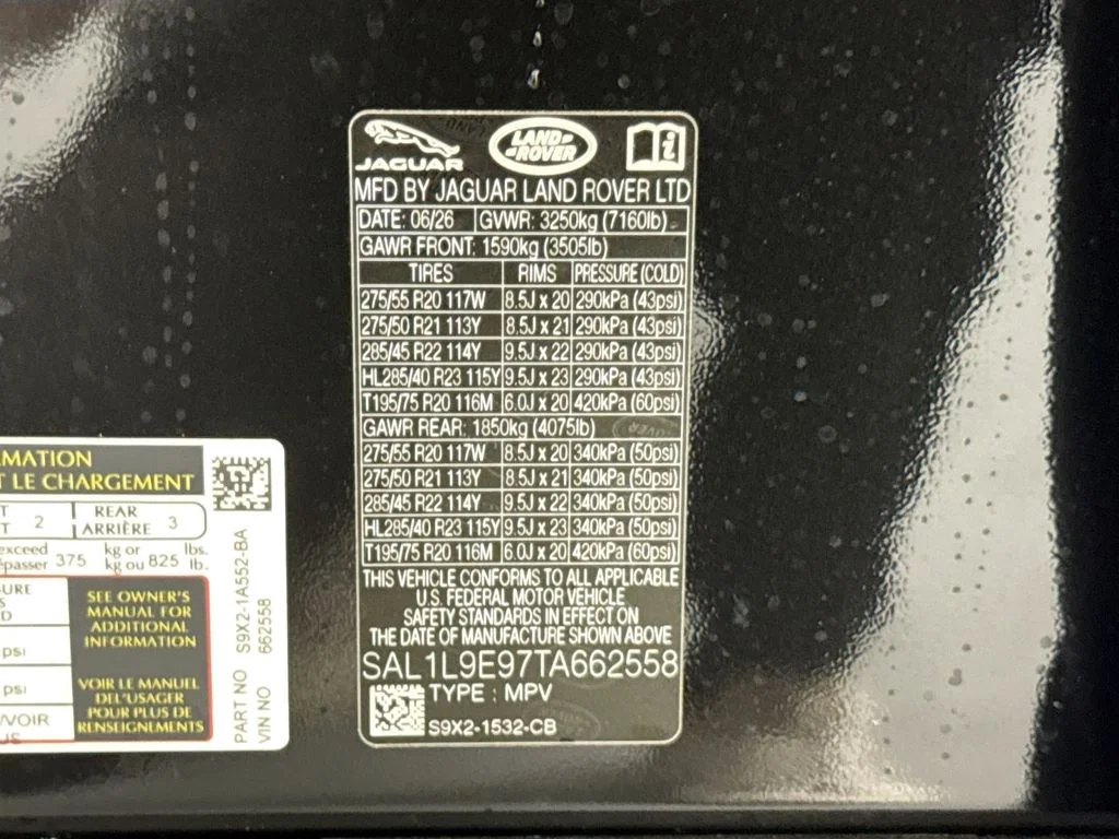 New 2026 Santorini Black Land Rover Dynamic SE image 34
