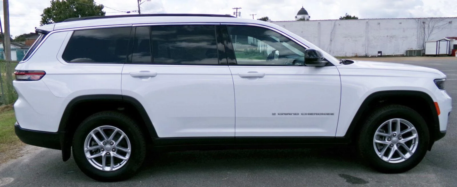 Used 2025 Bright White Clearcoat Jeep Laredo image 5