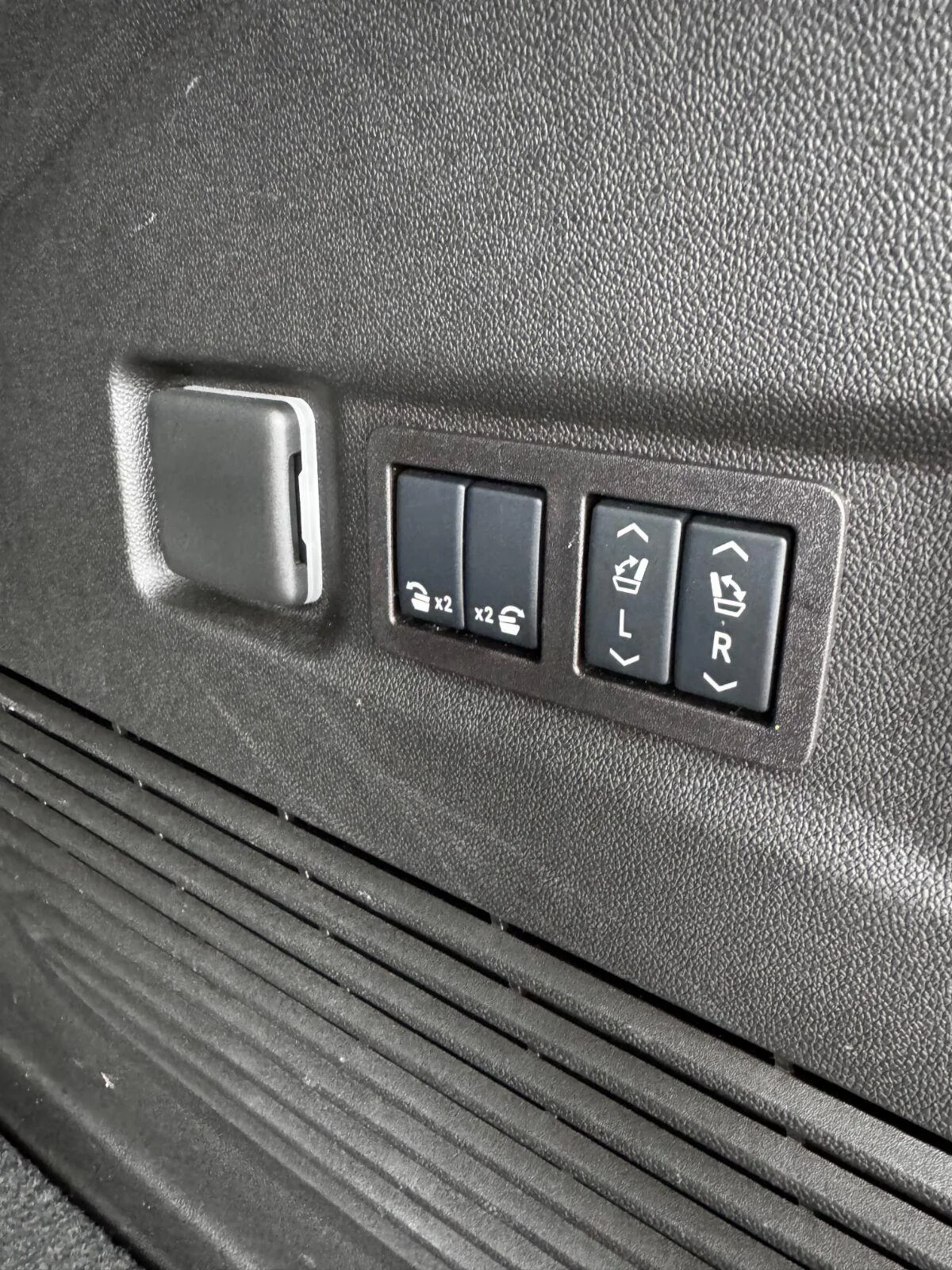 Used 2025 Summit White GMC Elevation image 29