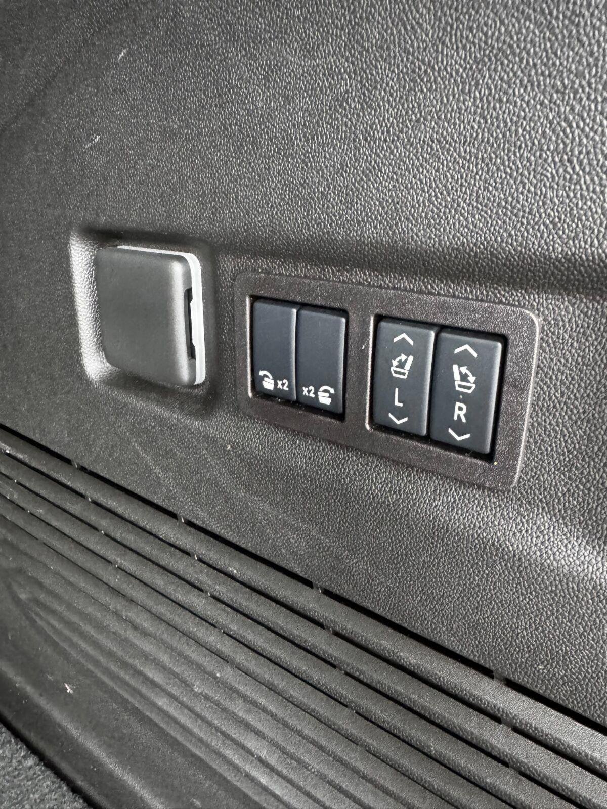 Used 2025 Summit White GMC Elevation image 29