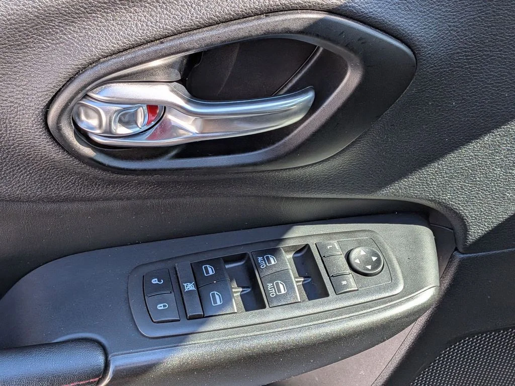 Used 2021 Silver Jeep Trailhawk image 11