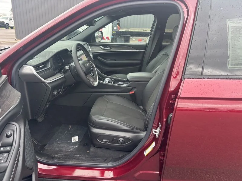 New 2026 Velvet Red Pearl-Coat Exterior Paint Jeep Altitude image 10