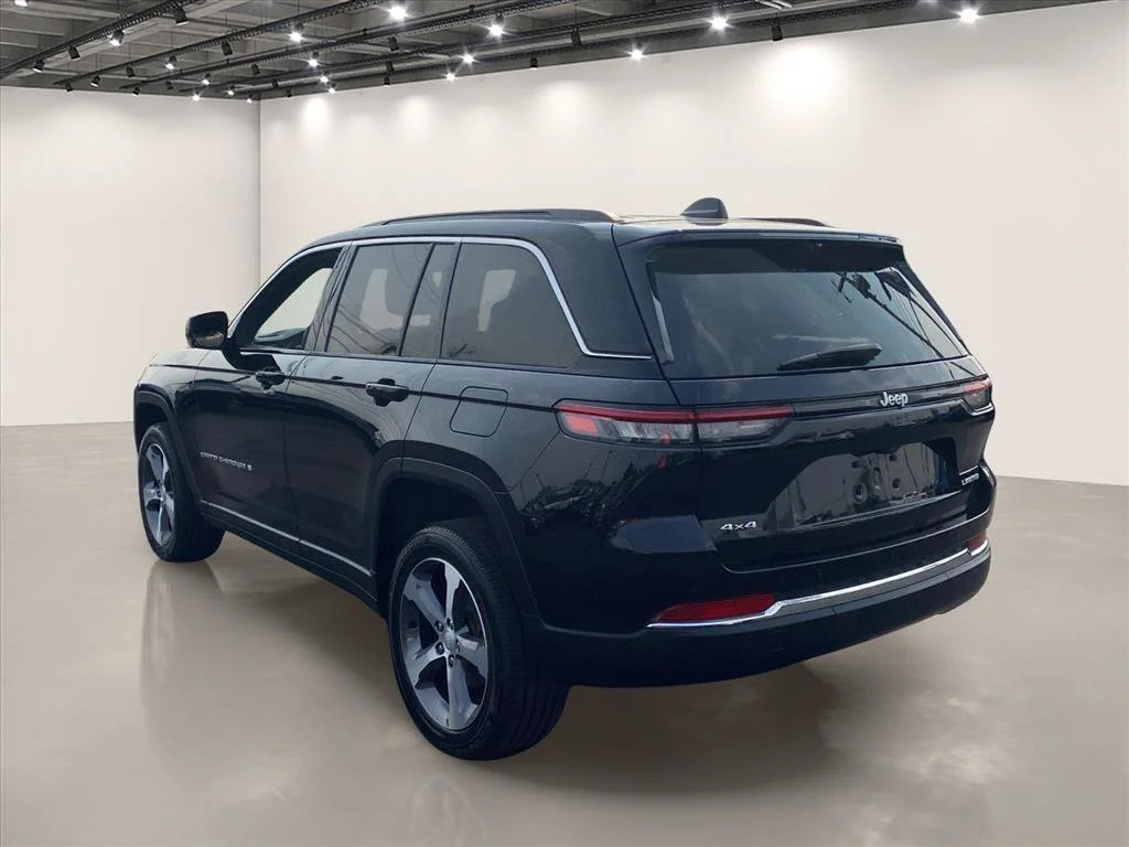 Used 2025 Diamond Black Crystal Pearlcoat Jeep Limited image 5