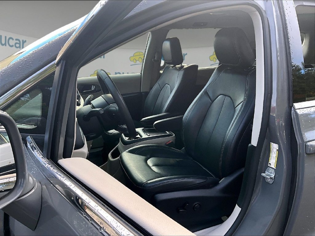 Used 2022 Ceramic Gray Clearcoat Chrysler Touring L image 10