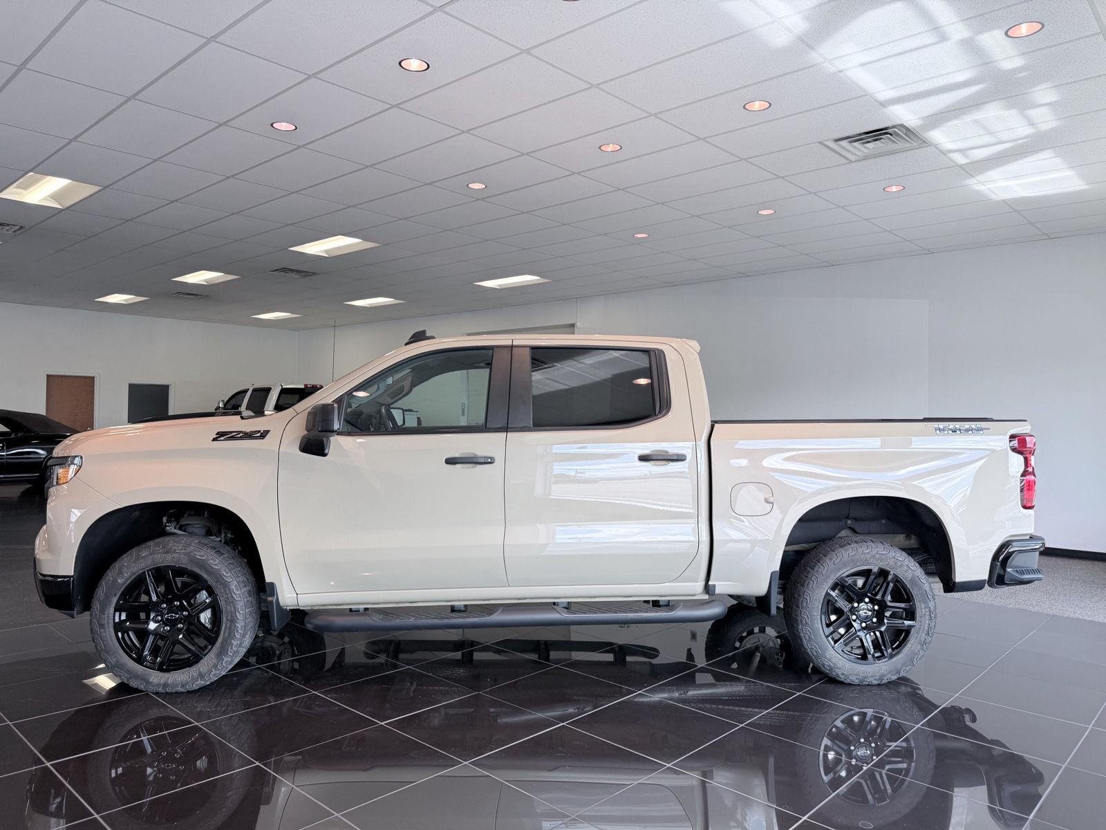 Used 2023 SAND DUNE METALLIC Chevrolet Custom Trail Boss image 20