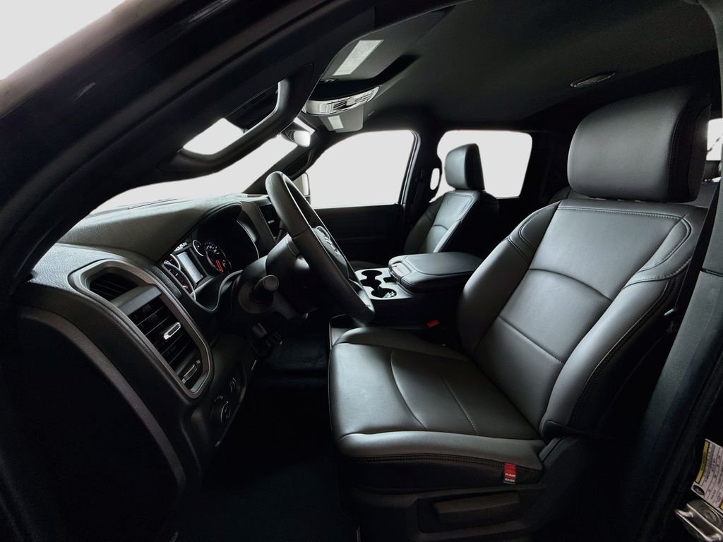 New 2026 Diamond Black Crystal Pearl-Coat Exterior Paint RAM Tradesman image 13