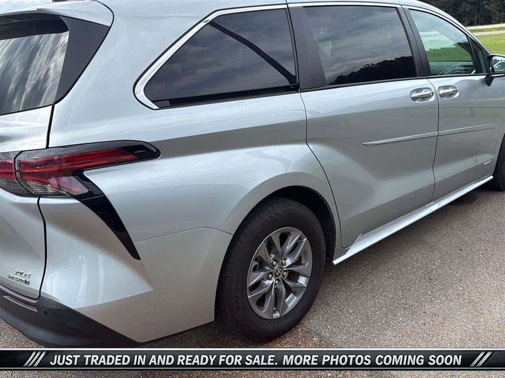 Used 2021  Toyota XLE image 2