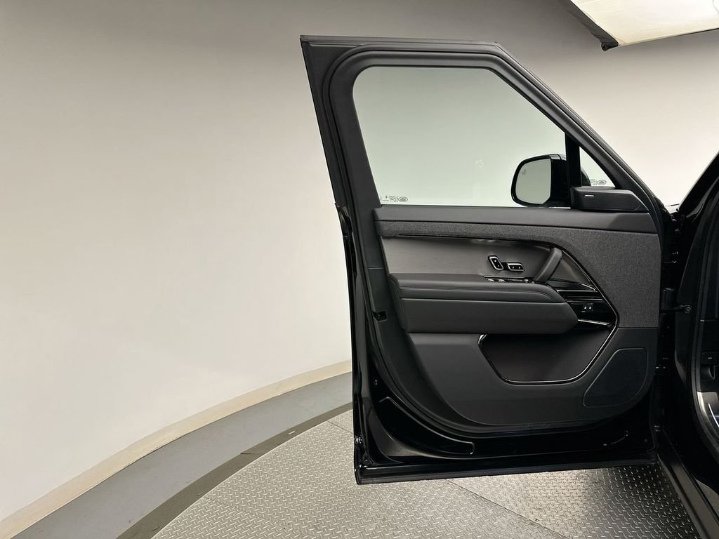 Used 2025 Santorini Black Metallic Land Rover Dynamic SE image 8