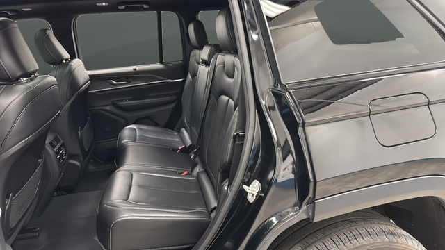 Used 2024 Diamond Black Crystal Pearlcoat Jeep Limited image 22