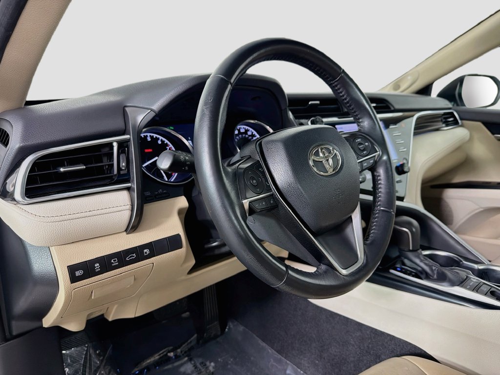 Used 2018 Beige Toyota XLE image 9