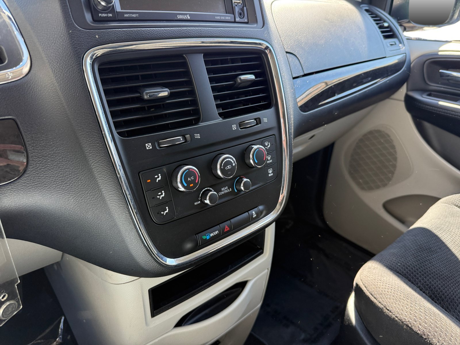 Used 2019 Billet Silver Metallic Clearcoat Dodge SE image 13