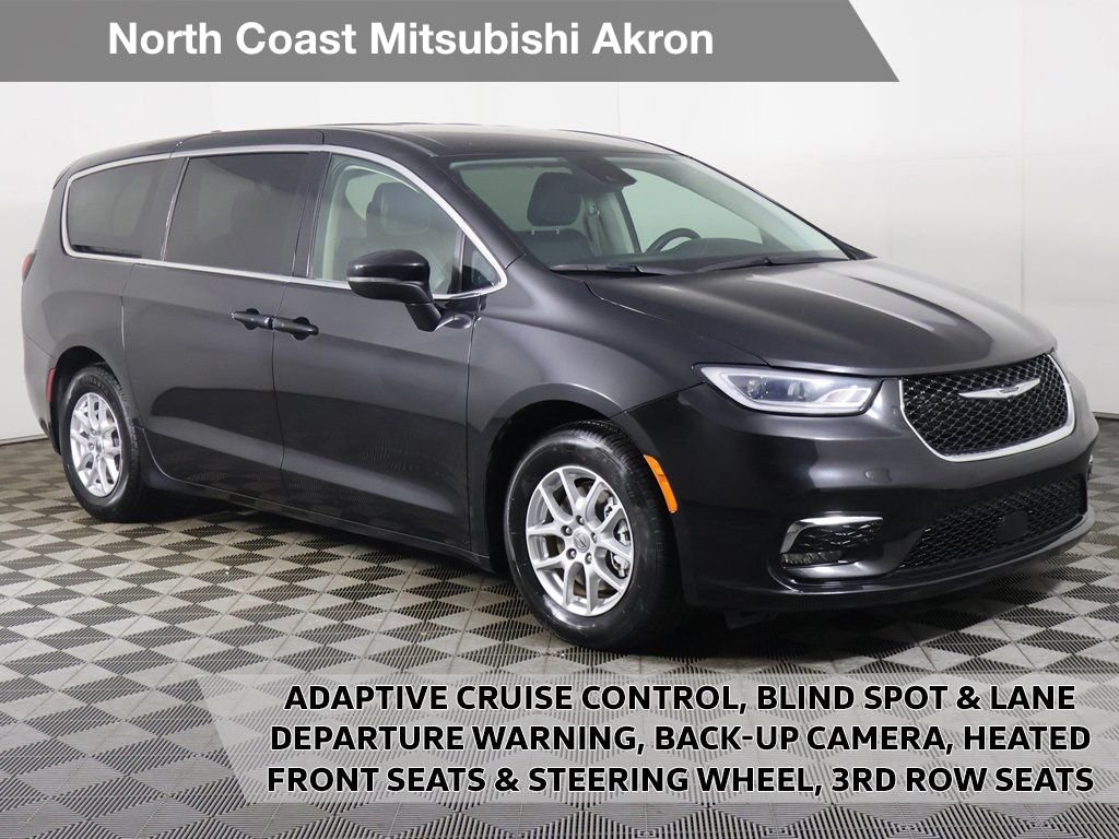 2023 Chrysler Pacifica Touring L's photo