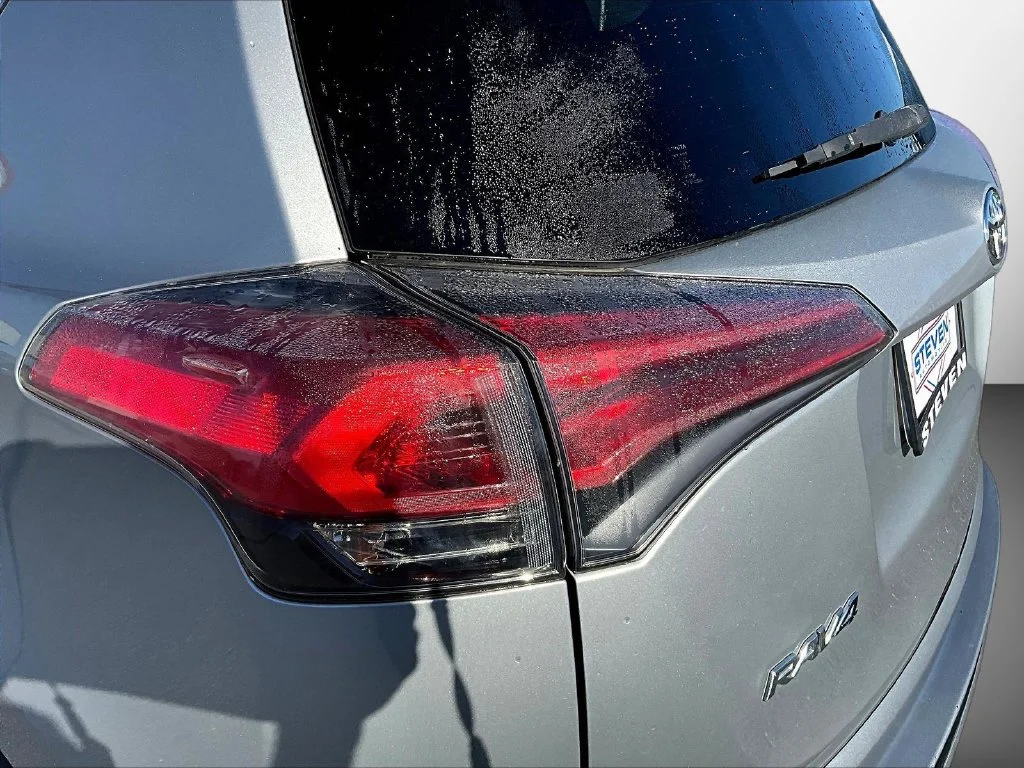 Used 2018 Silver Toyota XLE image 24