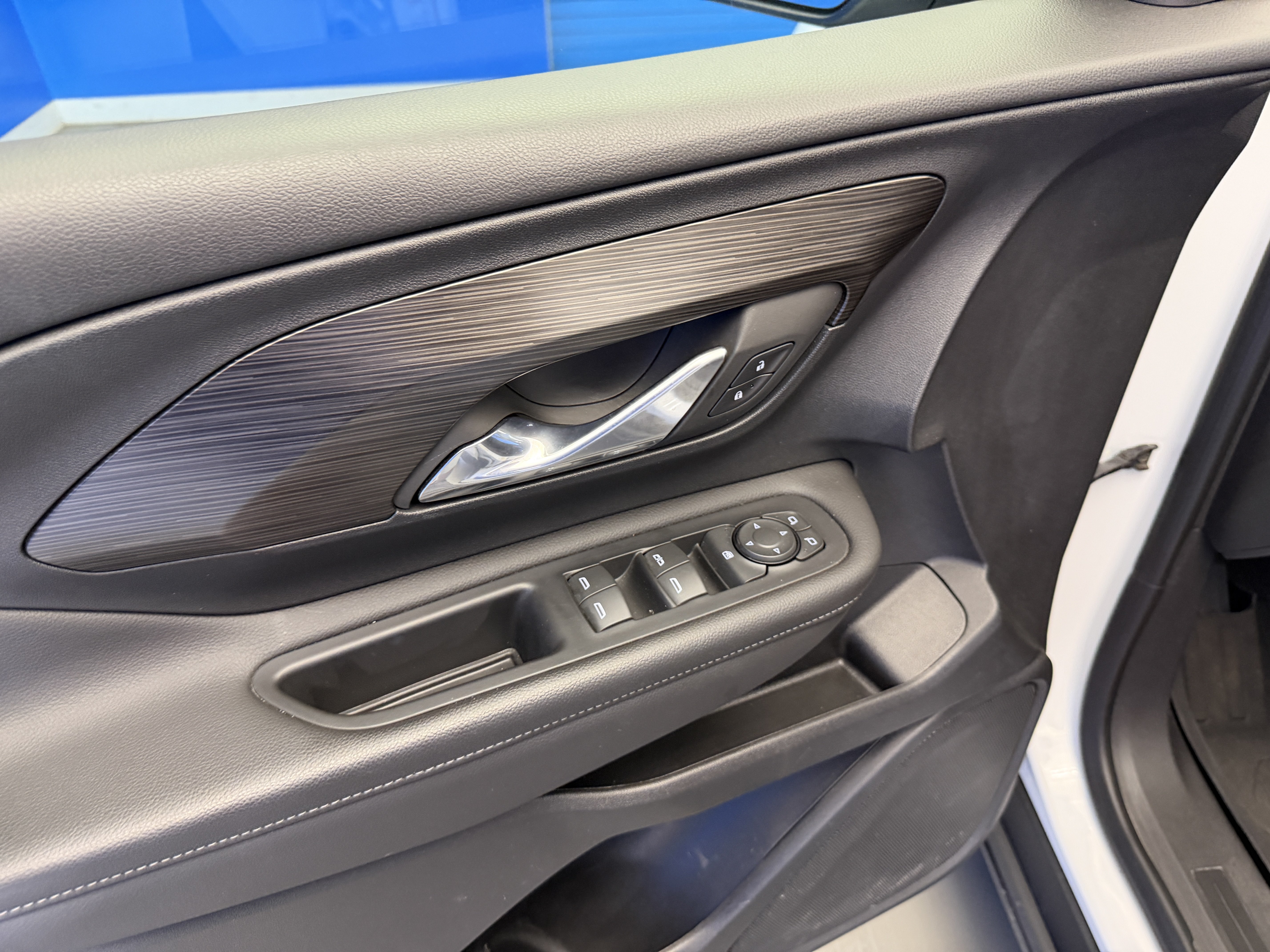 Used 2023 Summit White GMC SLE image 10