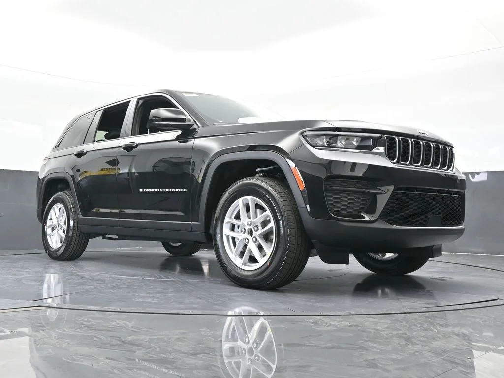New 2026 Diamond Black Crystal Pearl-Coat Exterior Paint Jeep Laredo X image 60