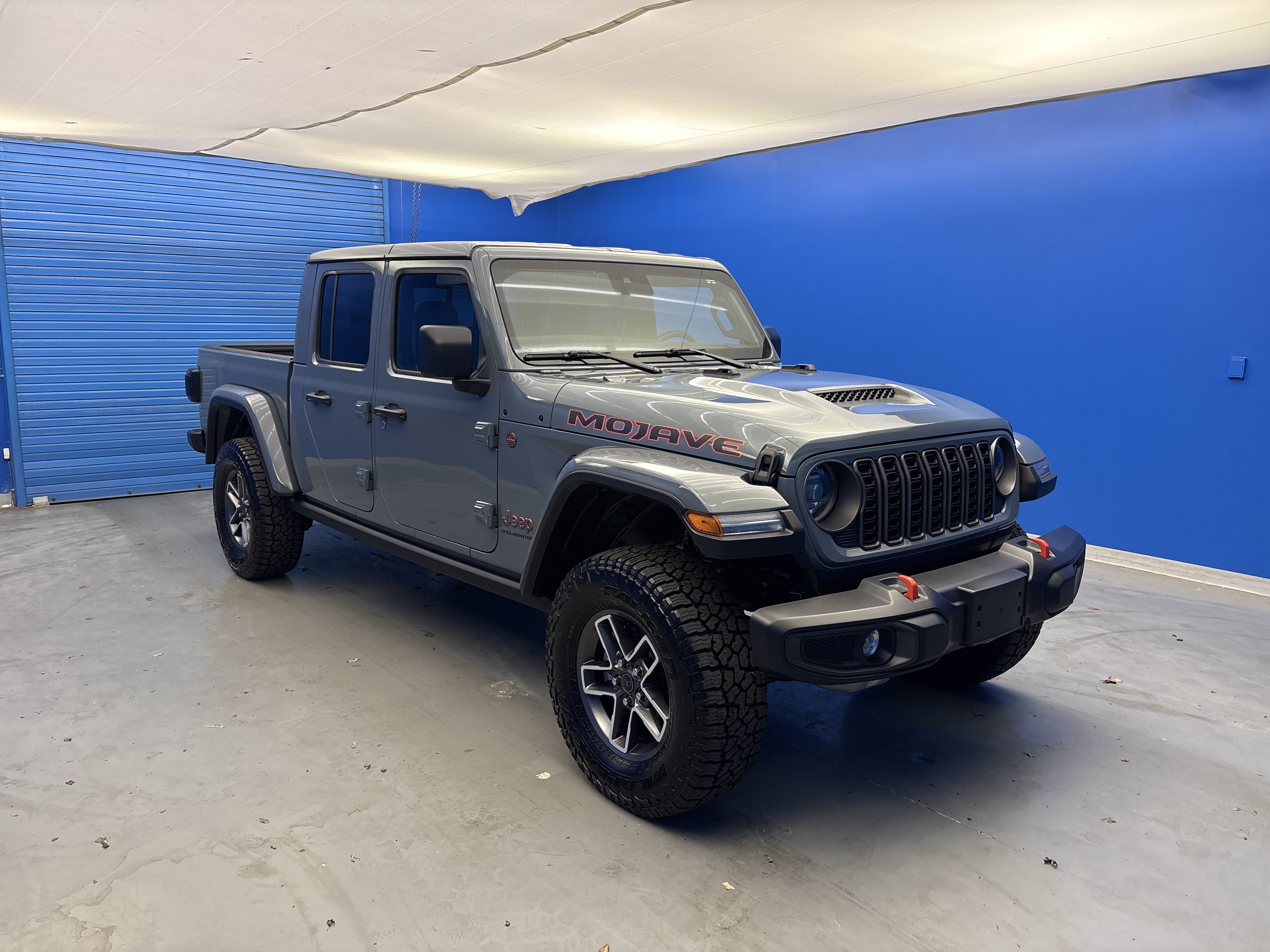 Used 2025 Anvil Clearcoat Jeep Mojave image 2