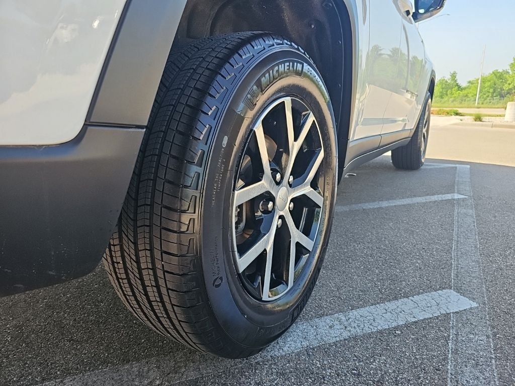 Used 2024 White/off-white Jeep Limited image 37