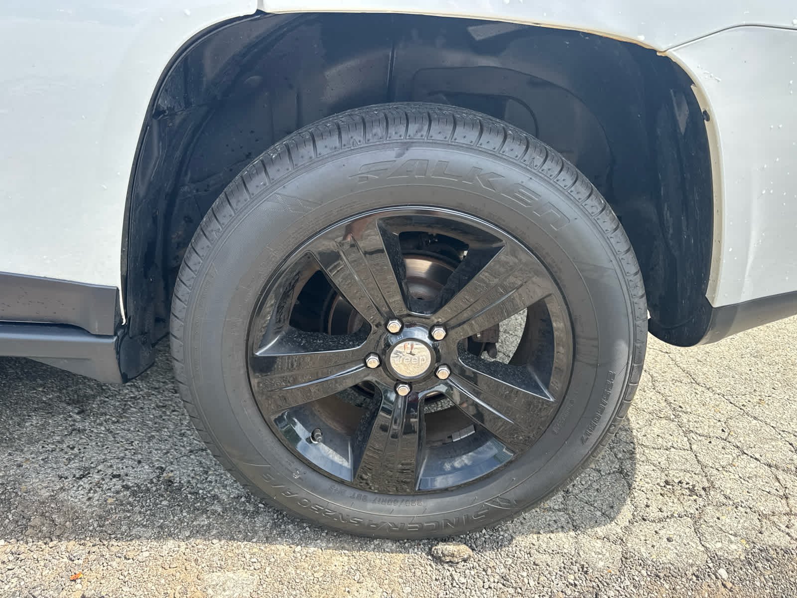 Used 2017 Bright White Clearcoat Jeep Latitude image 7
