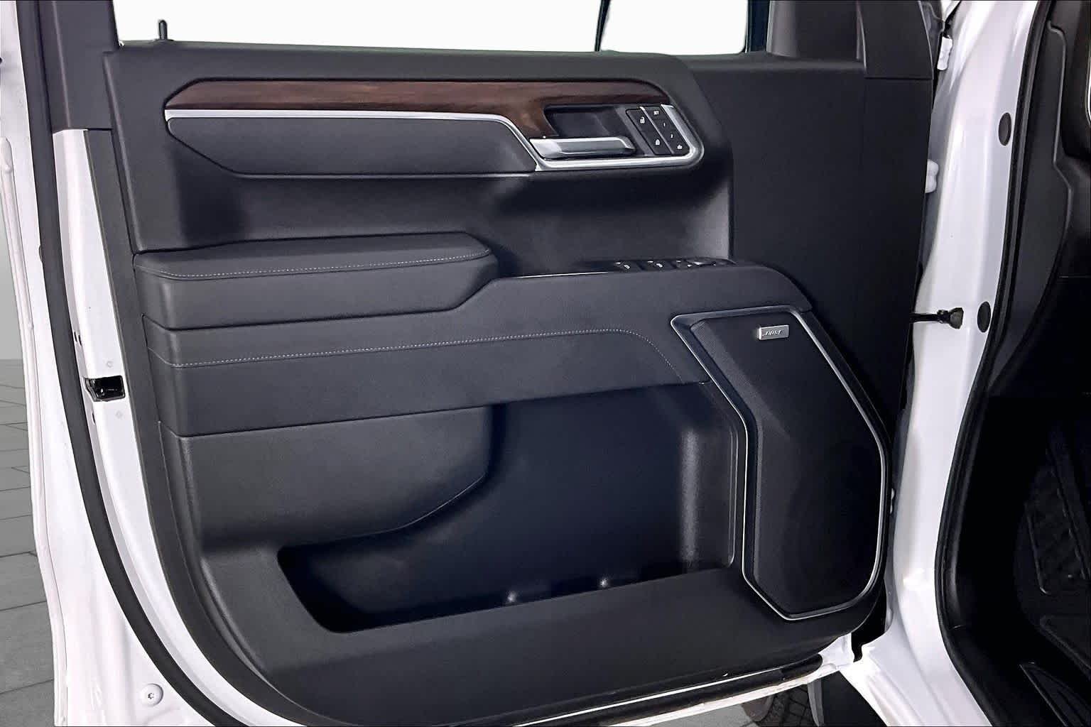 Used 2025 Summit White GMC SLT image 21