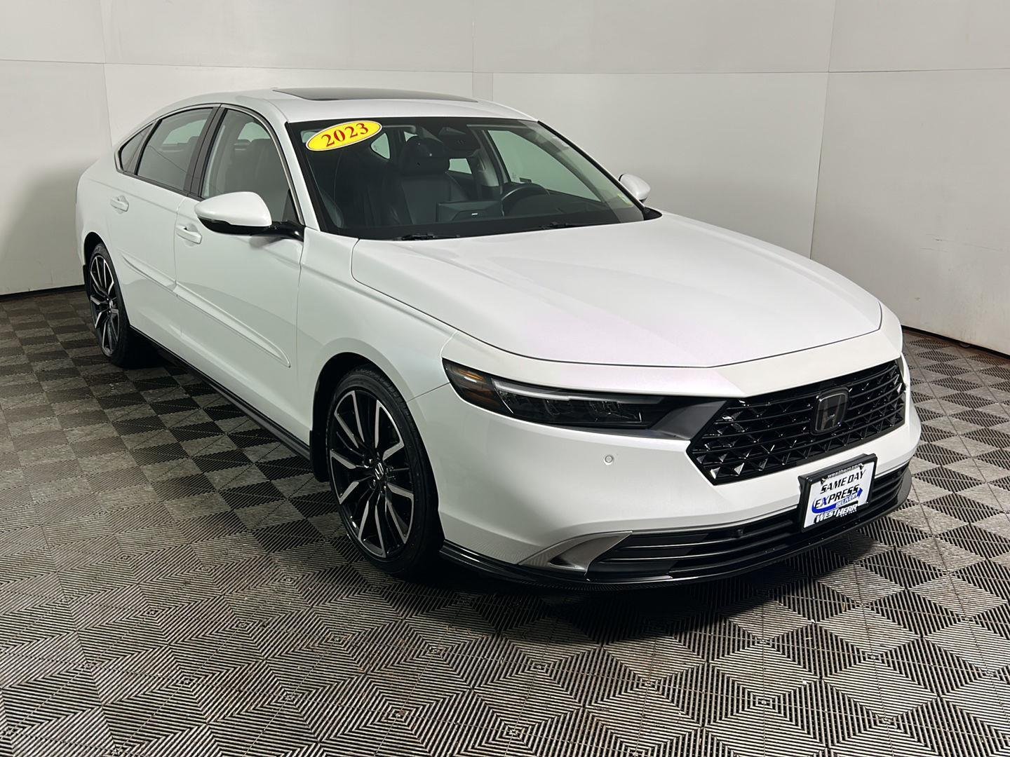 Used 2023 Platinum White Pearl Honda Touring image 4