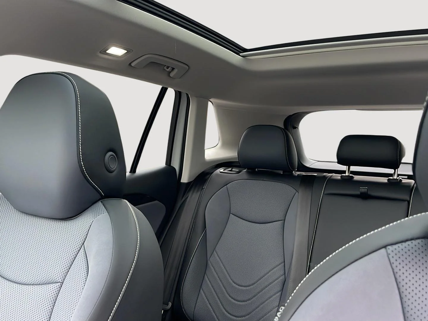 New 2026 Pure White Volkswagen SE image 32