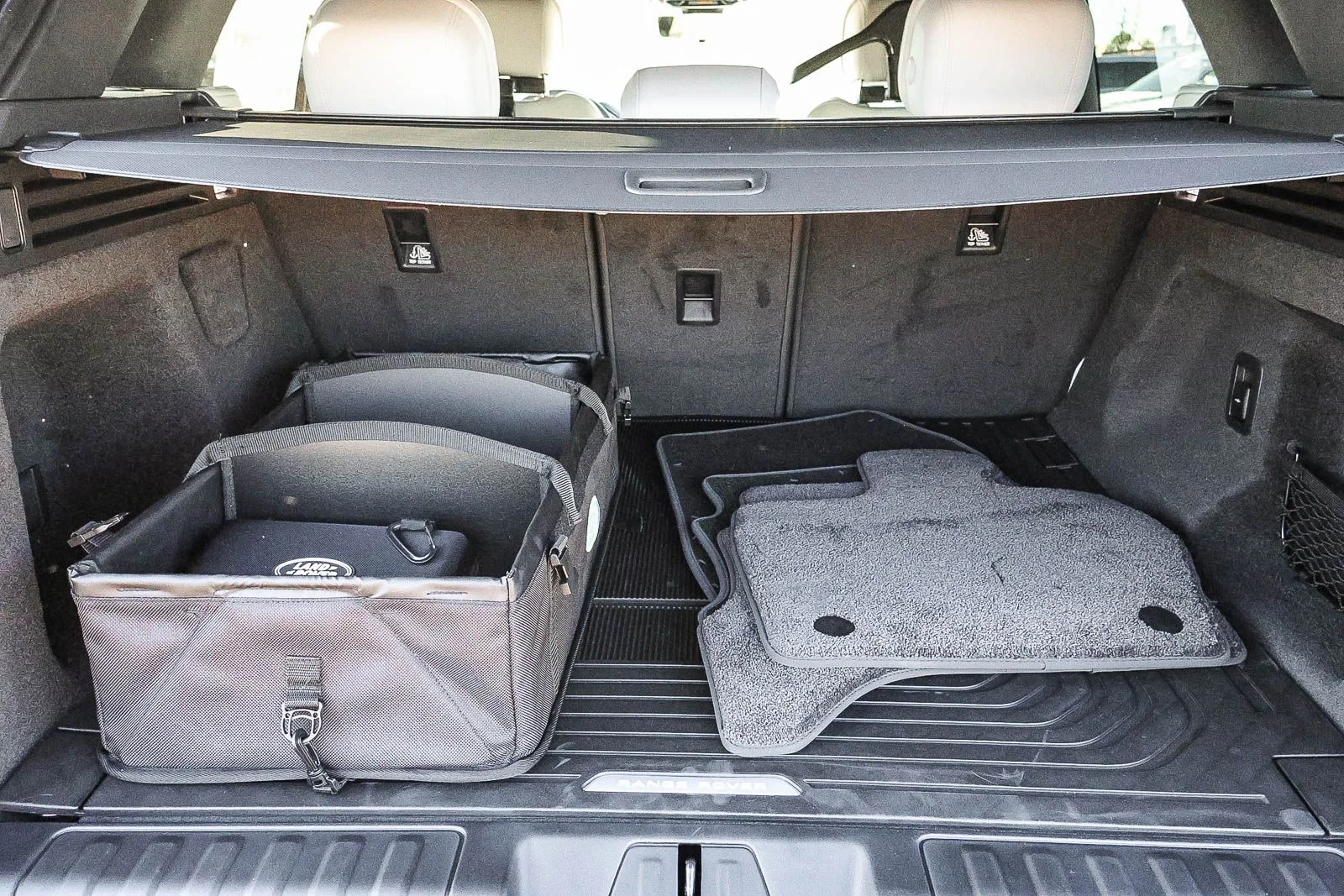 New 2026 Borasco Grey Land Rover SE image 26