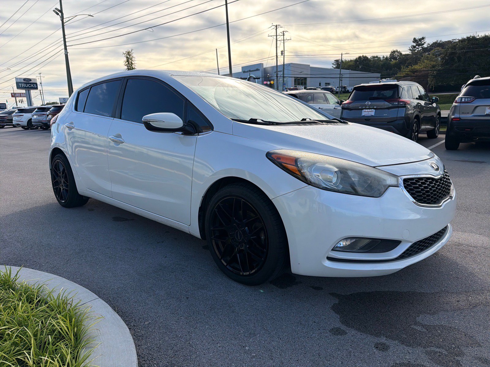 Used 2016 Snow White Pearl Kia EX image 4