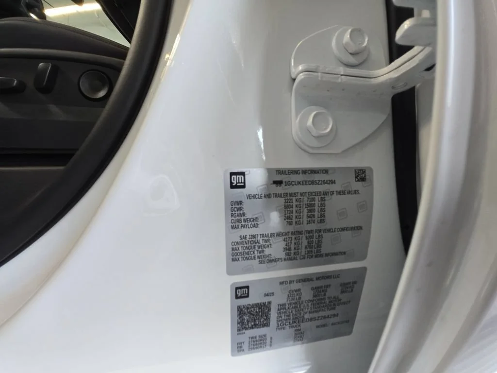 Used 2025 Summit White Chevrolet RST image 25