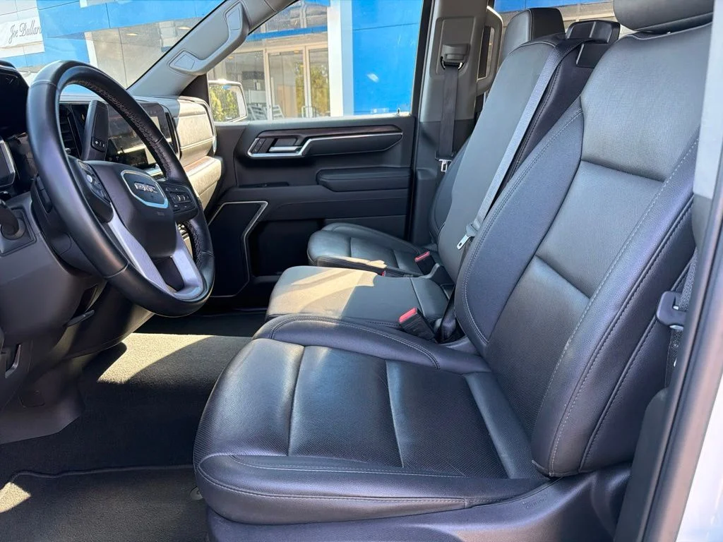 Used 2025 White GMC SLT image 27