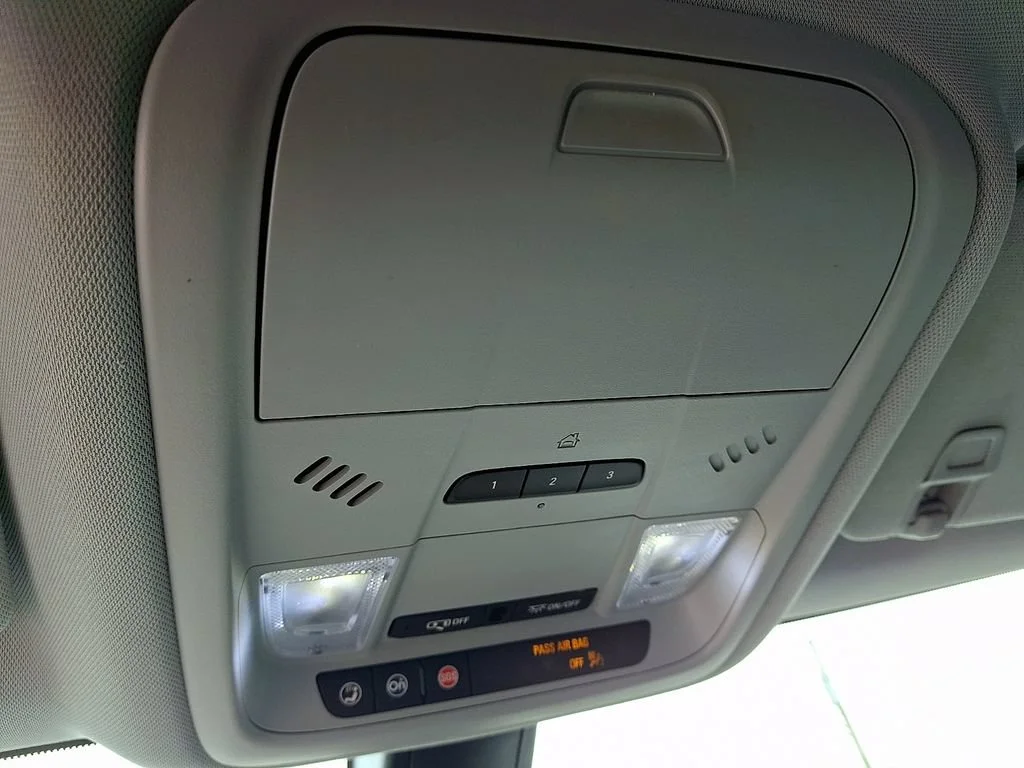Used 2020 SUMMIT WHITE Chevrolet LT image 23
