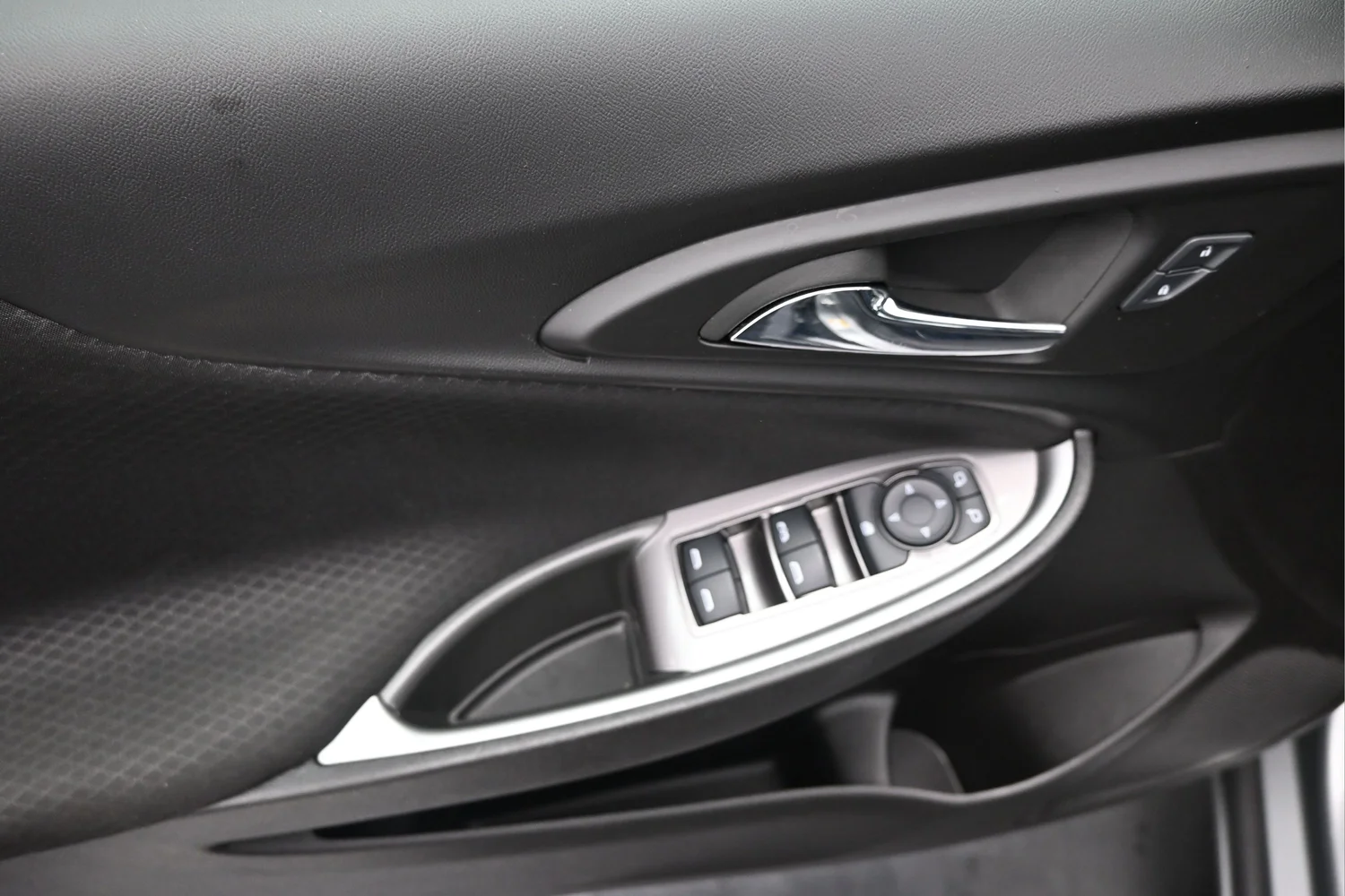 Used 2025 Gray Chevrolet LT image 13