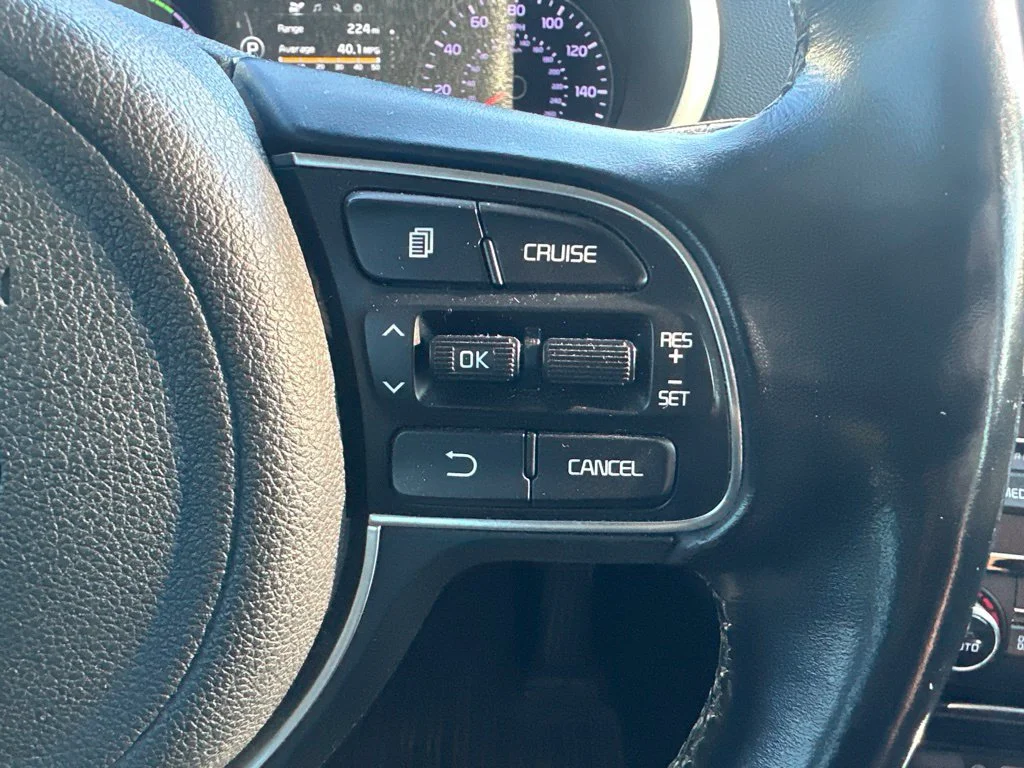 Used 2017 Snow White Pearl Kia Base image 16