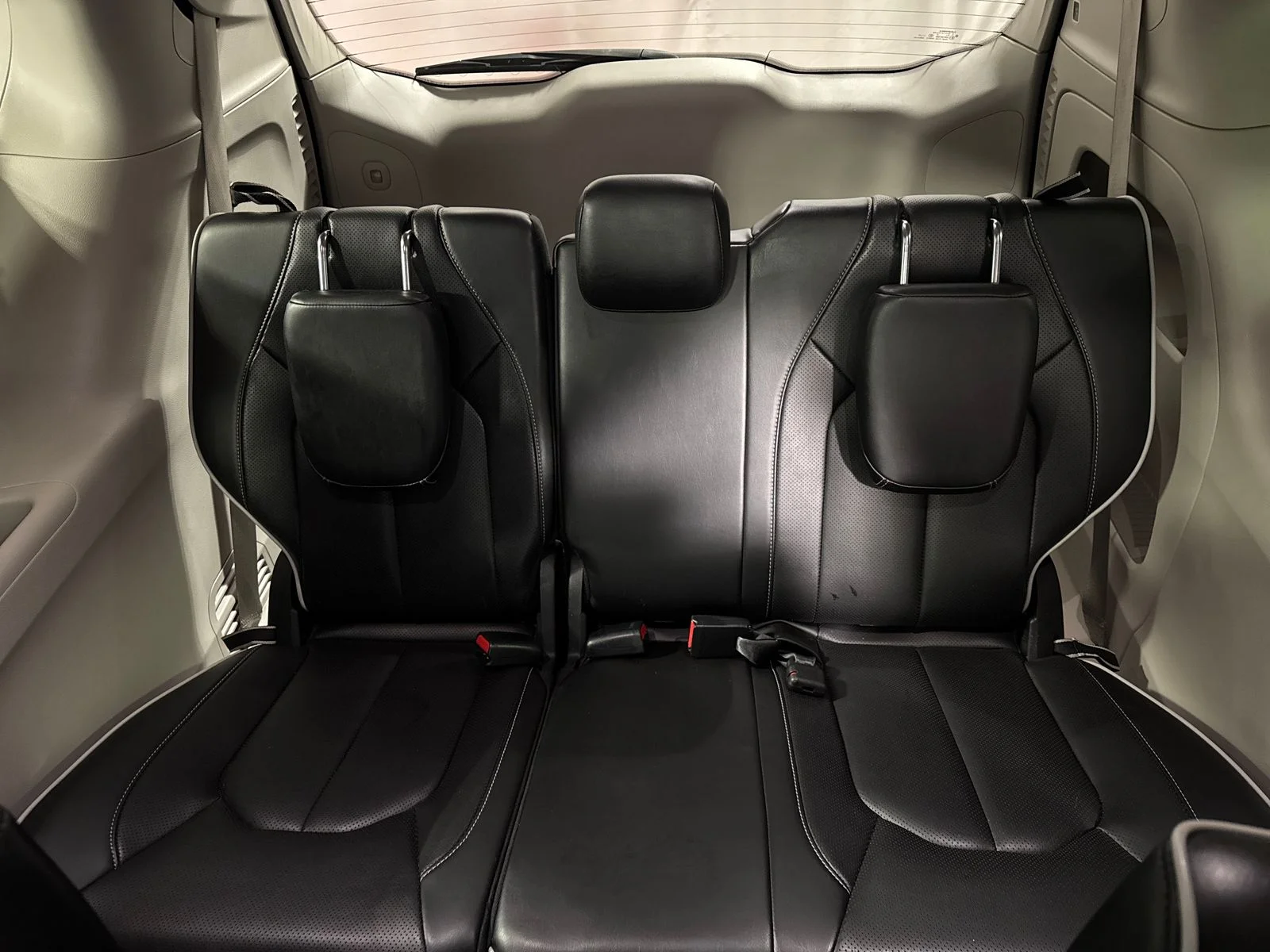 Used 2023 White Chrysler Limited image 22