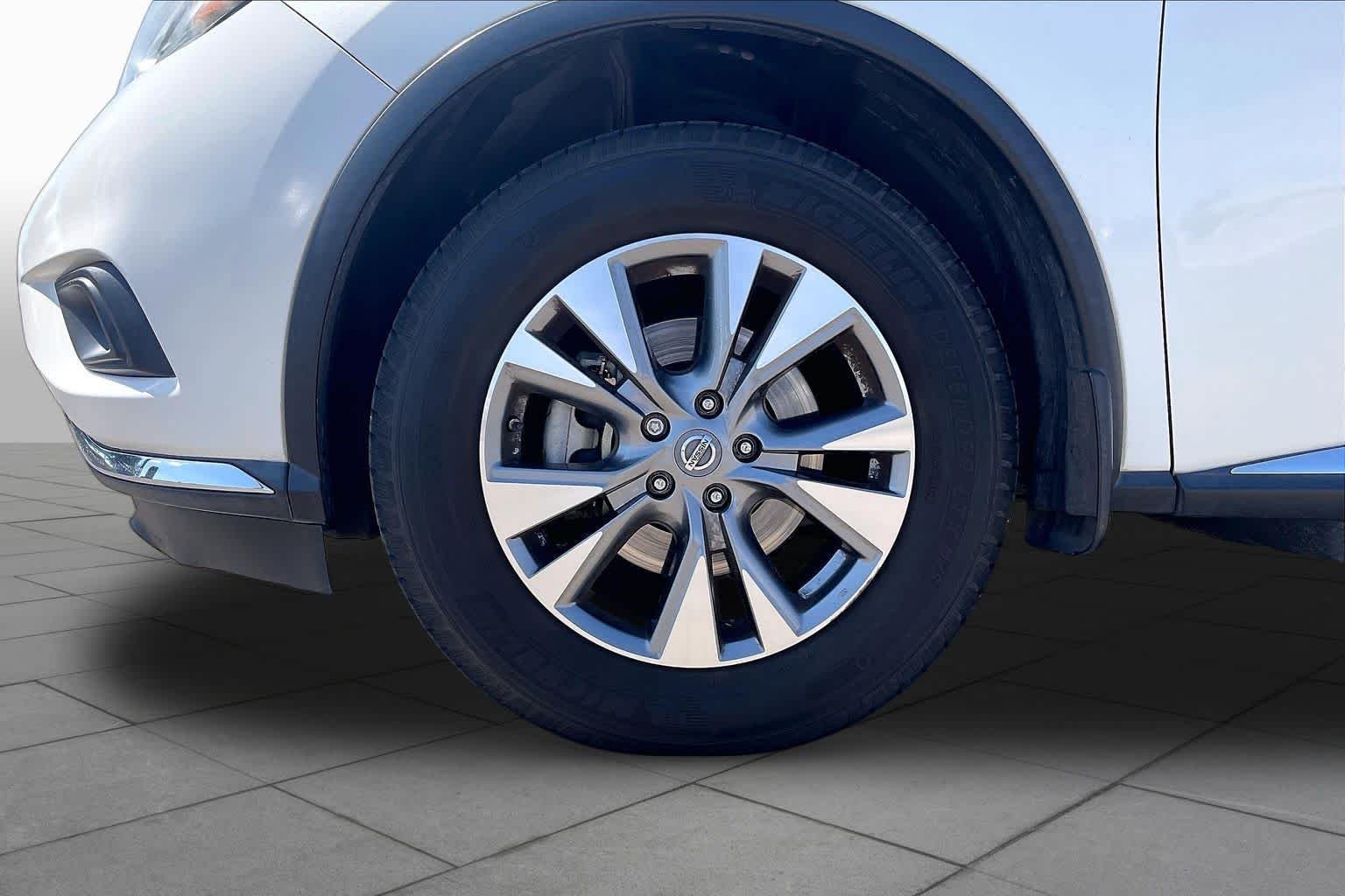 Used 2015 Pearl White Nissan SL image 10