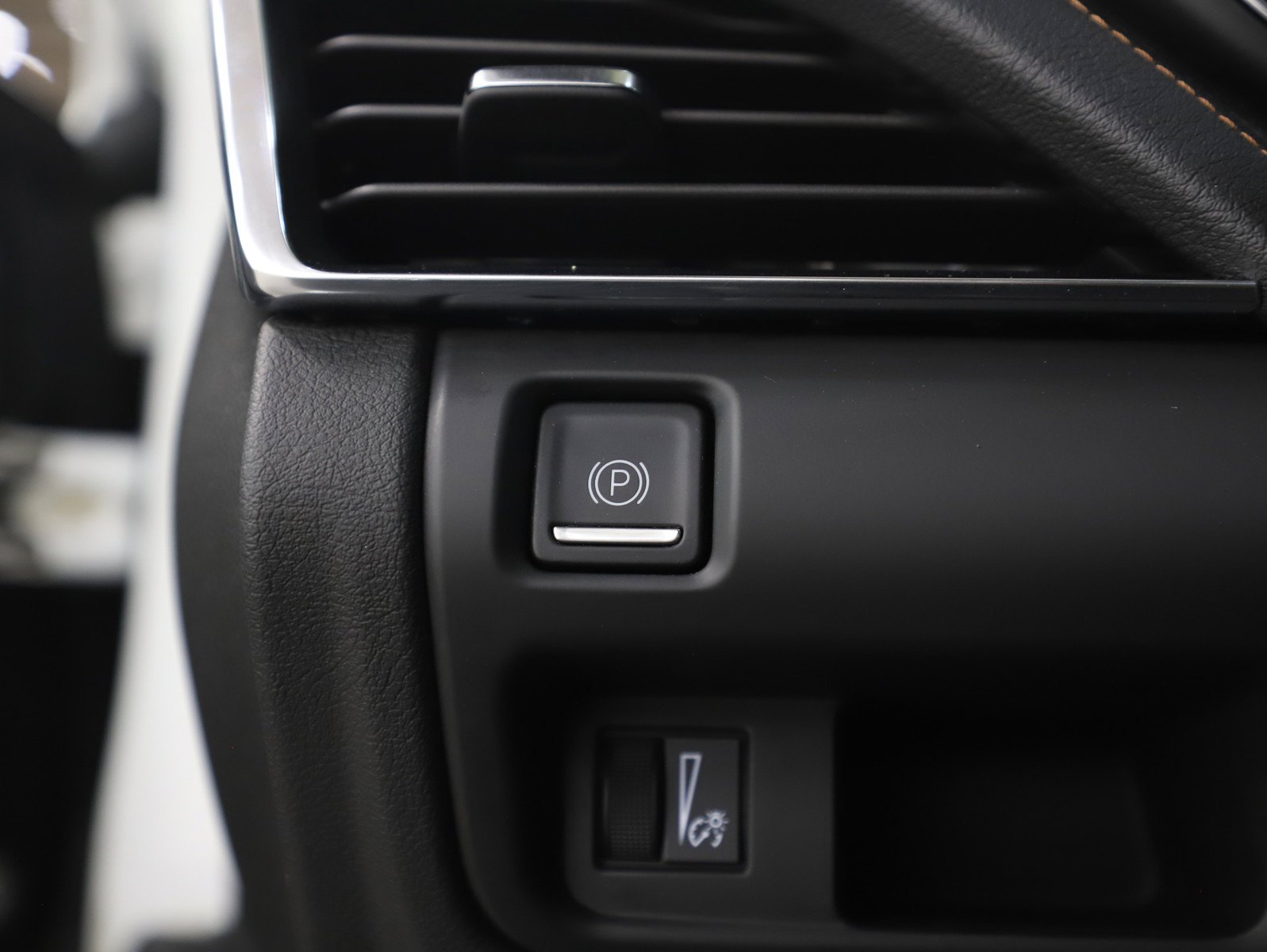 Used 2021 White Cadillac Sport image 27