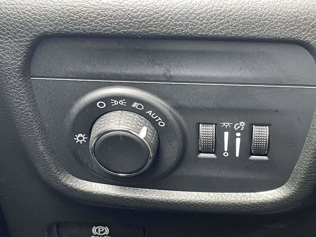 Used 2023 White Jeep Altitude image 29