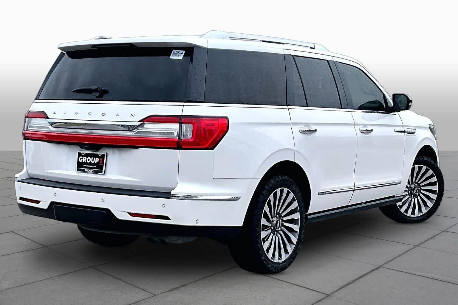 Used 2018 White Platinum Metallic Tri-Coat Lincoln Reserve image 13
