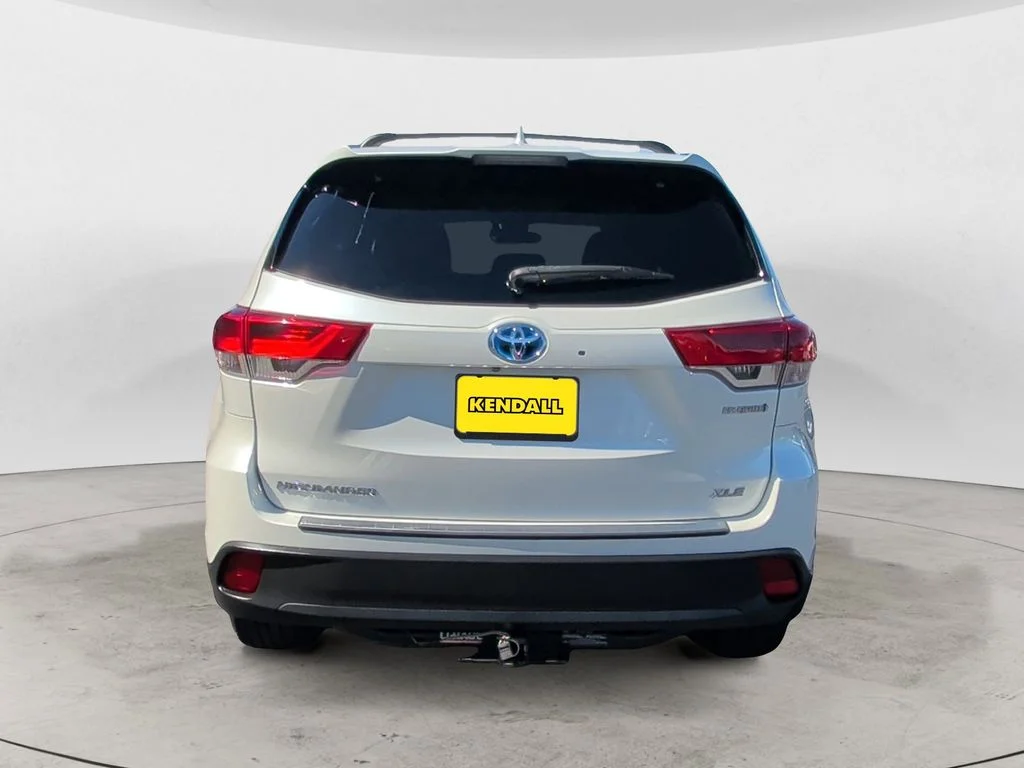 Used 2019 White Toyota XLE image 4