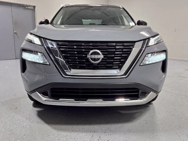 Used 2023 Gray Nissan Platinum image 3