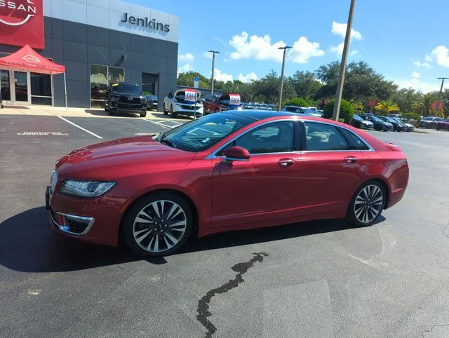 Used 2017 Red Lincoln Reserve image 13