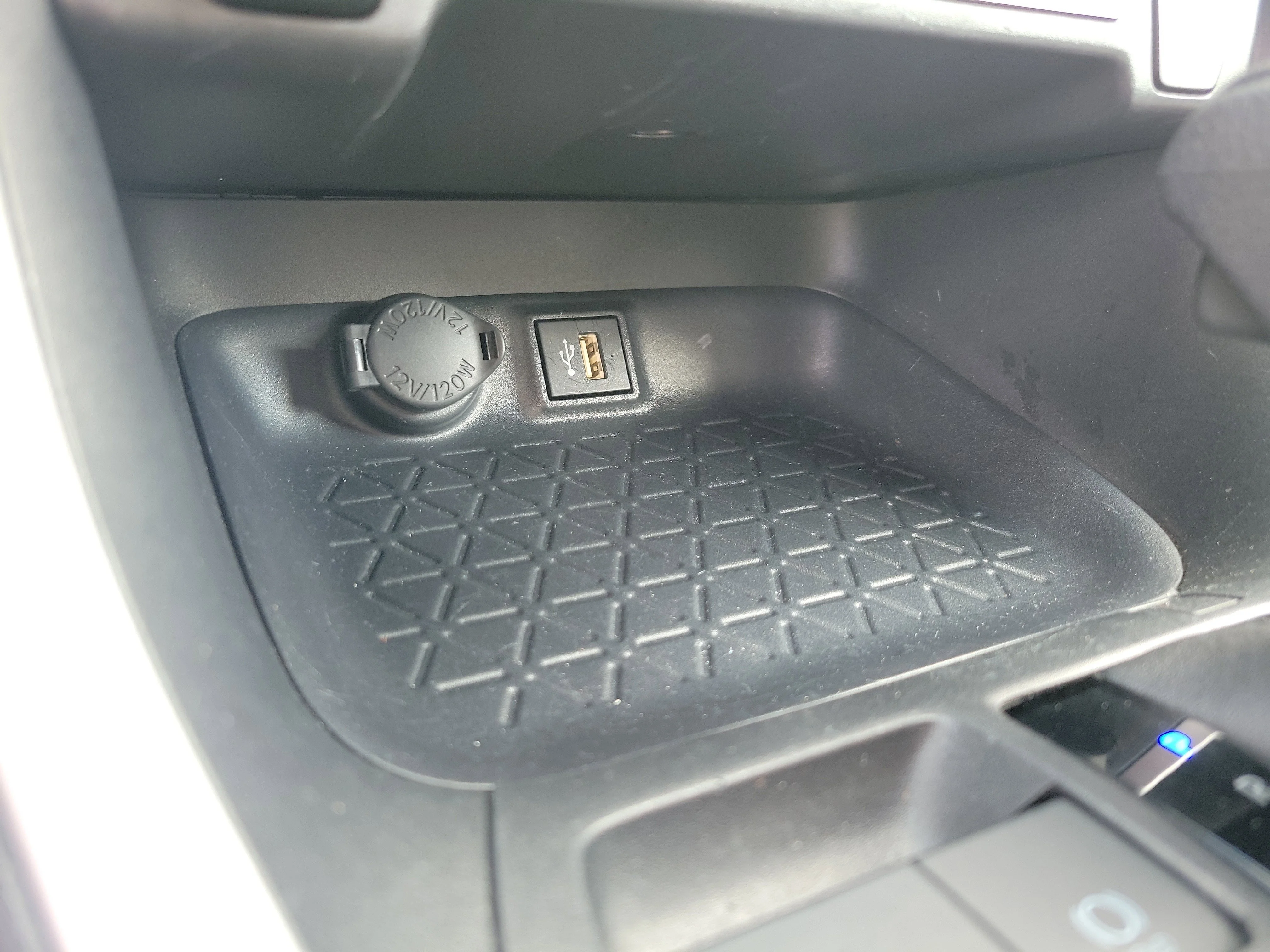 2025 Toyota RAV4 LE - Photo 14