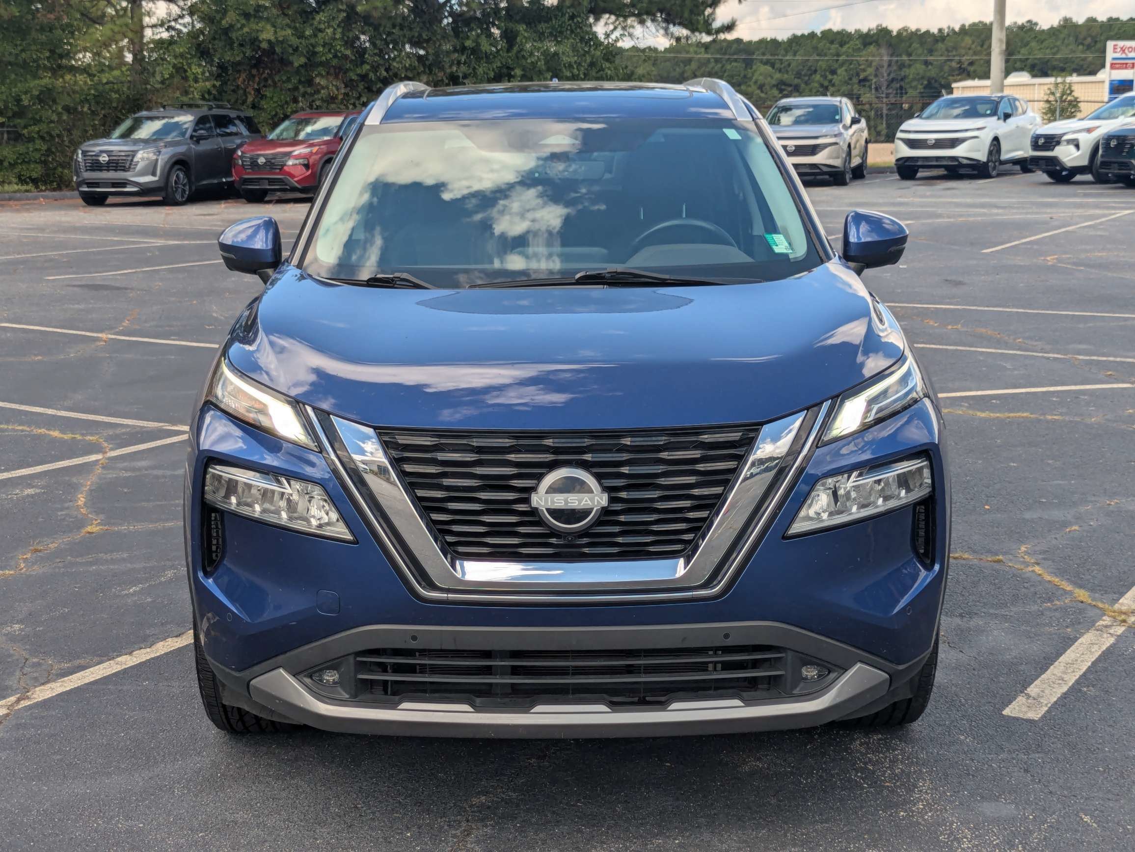 Used 2022 Blue Nissan SL image 8