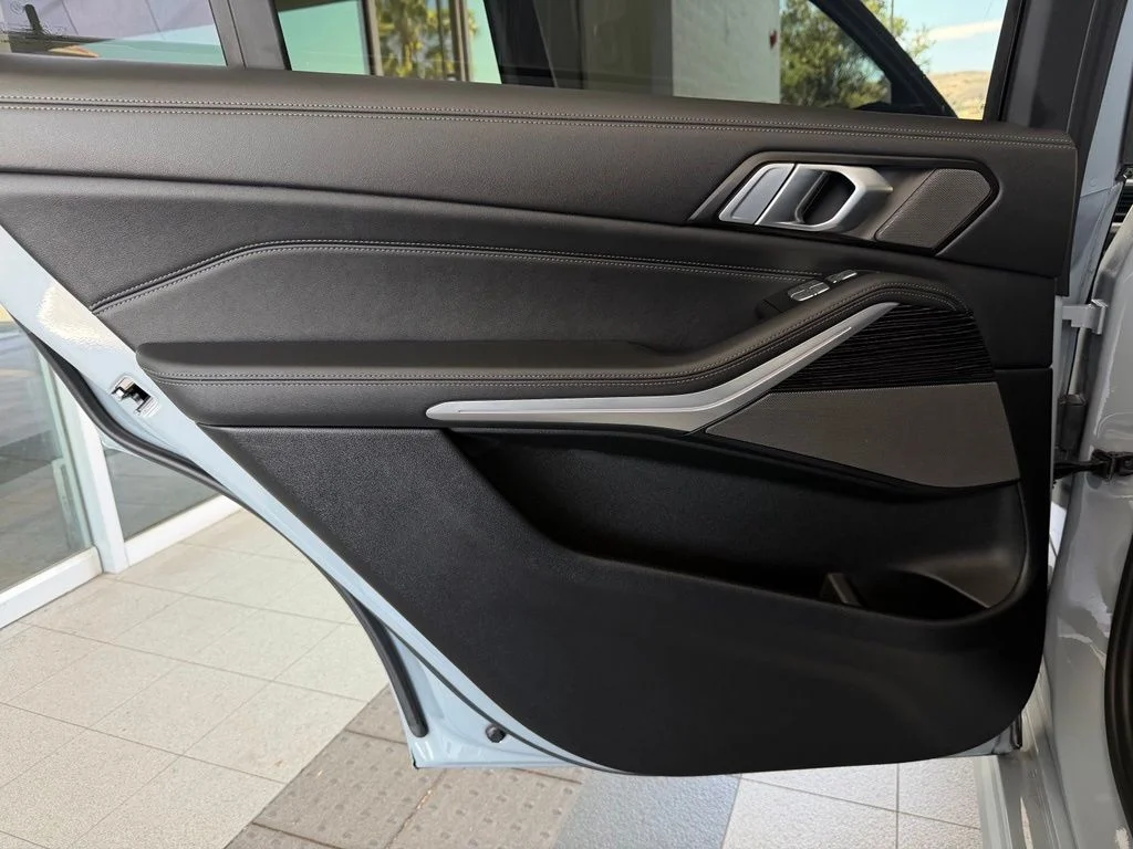 Used 2025 Brooklyn Grey Metallic BMW xDrive40i image 21