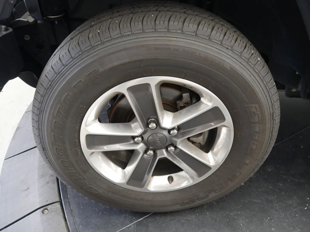 Used 2018 Crystal Metallic Jeep Unlimited Sahara image 10