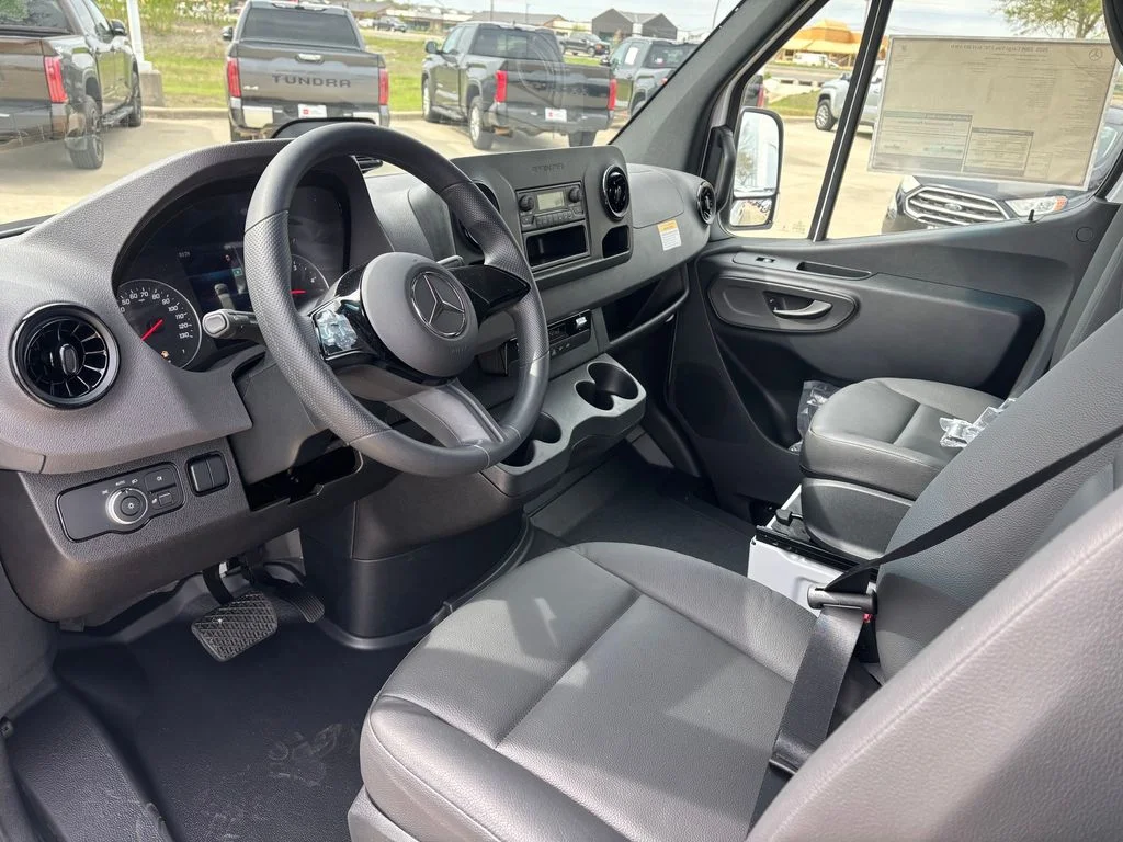 Used 2025  Mercedes-Benz Cargo 170 WB image 6