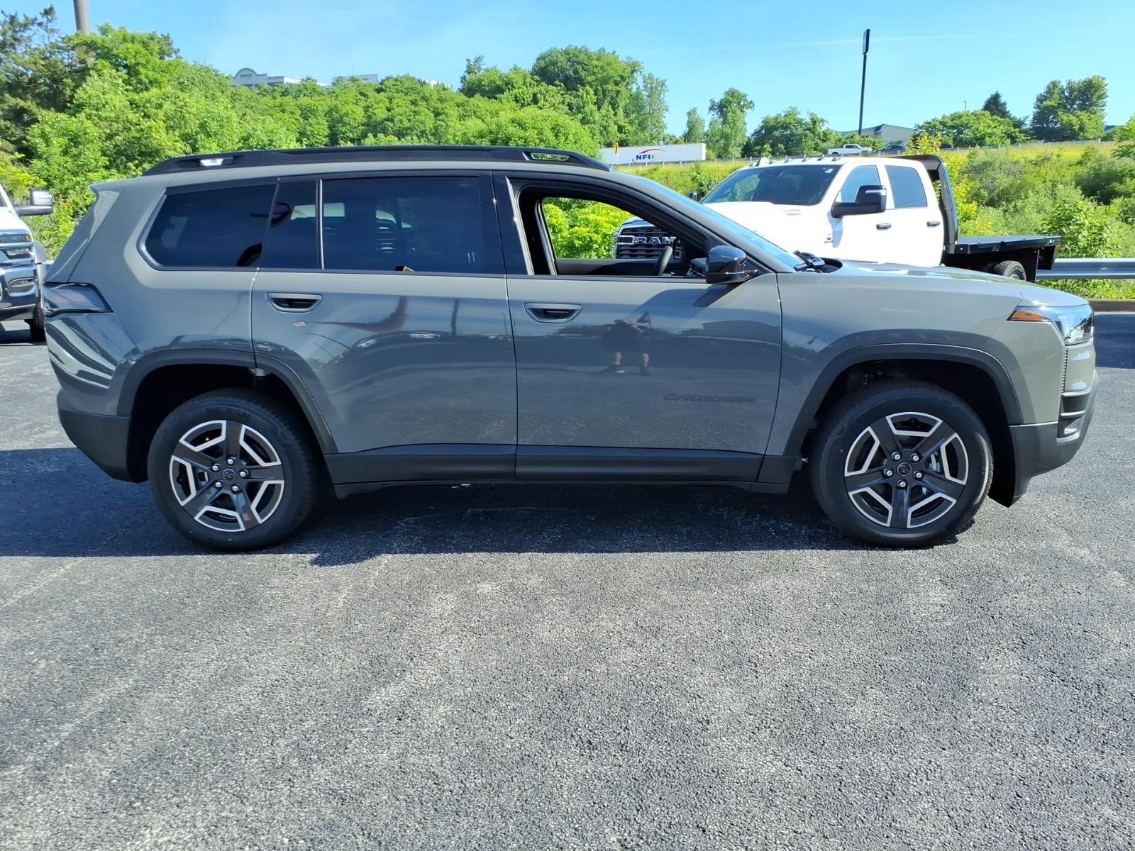 New 2026 Sting-Gray Clear-Coat Exterior Paint Jeep Laredo image 3