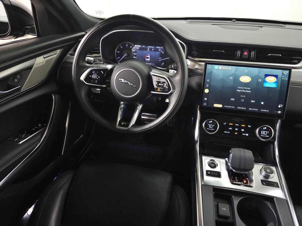 Used 2022  Jaguar R-Dynamic SE image 19
